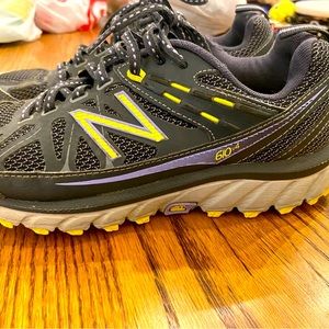 New Balance 610v4 all-terrain trail running shoes / size: 7M